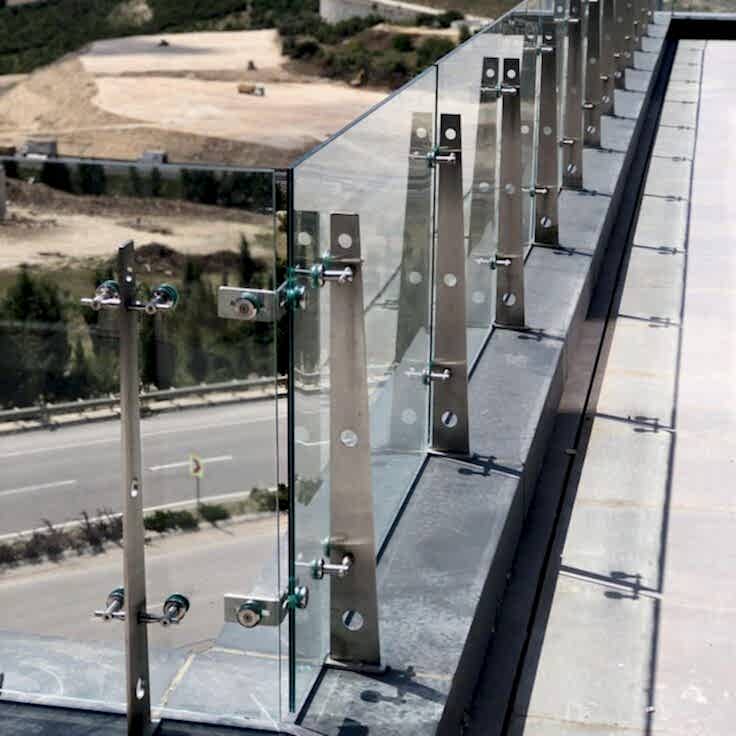 Küçükçekmece’de Modern ve Güvenli Alanlar: Cam Korkuluk ve Küpeşte Sistemleri